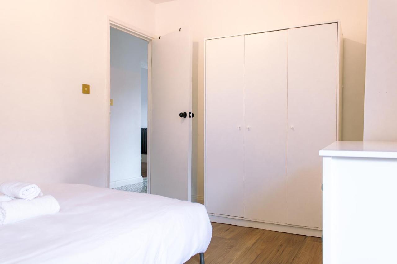 Nice 4 Bedroom Apartment Near City Centre 2-Min Walk To Metro !! Business & Family Friendly!! Londra Esterno foto