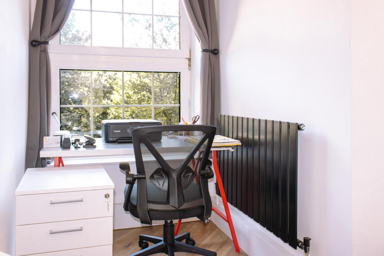 Nice 4 Bedroom Apartment Near City Centre 2-Min Walk To Metro !! Business & Family Friendly!! Londra Esterno foto