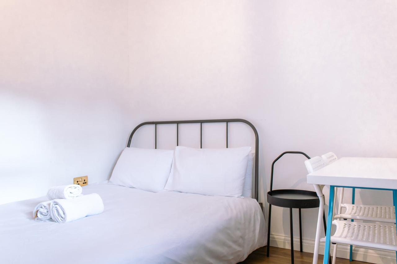 Nice 4 Bedroom Apartment Near City Centre 2-Min Walk To Metro !! Business & Family Friendly!! Londra Esterno foto