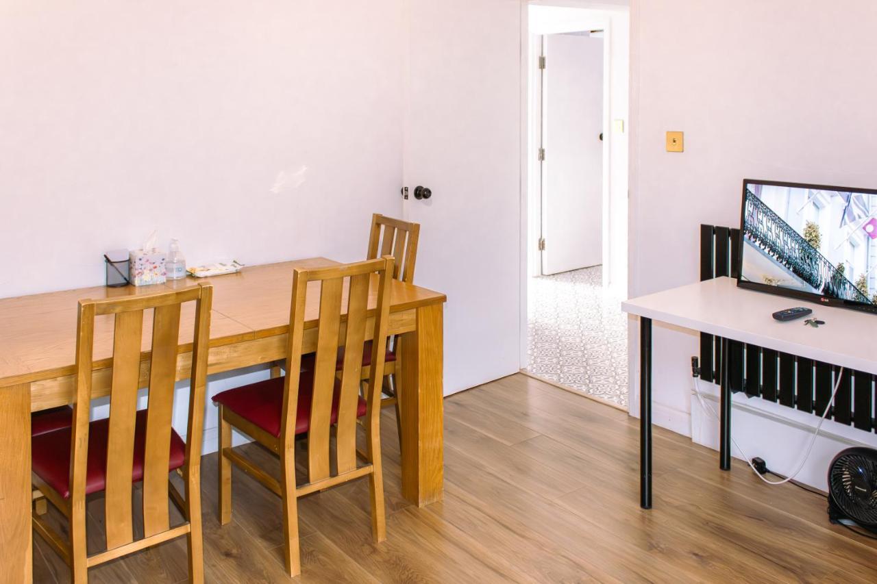 Nice 4 Bedroom Apartment Near City Centre 2-Min Walk To Metro !! Business & Family Friendly!! Londra Esterno foto
